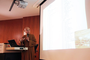 CBETA主任委員惠敏法師介紹電子佛典光碟發展歷史時，感恩聖嚴法師當初給予多方協助，目前光碟收藏經論內容已突破兩億字